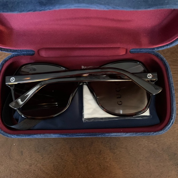 Beautiful over size Gucci ♥️ - Picture 3 of 7